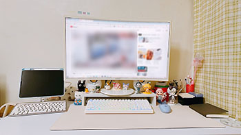 Clean desk setup